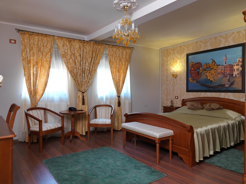 La Favorita Guesthouse Boutique Craiova Room photo